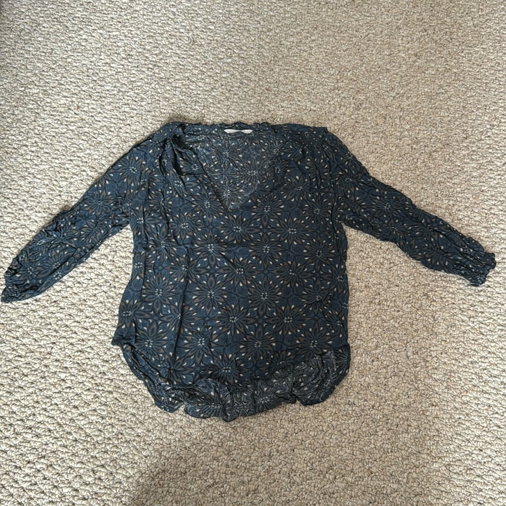 Gorgeous pattern on viscose material; 3/4 length sleeved / v neck shirt from H&M